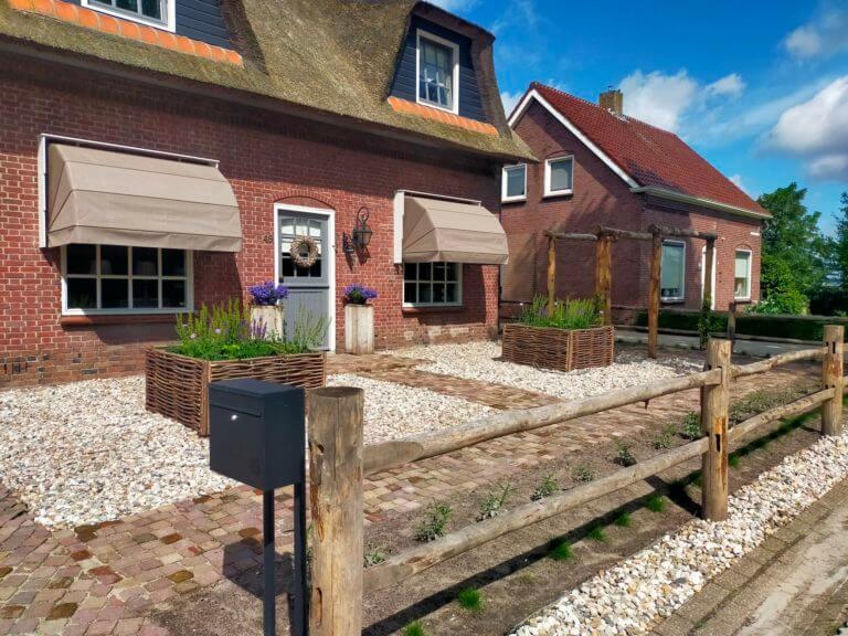 Post en Rail niveau 2 rond met een pergola van kastanje paal lengte 300 cm diam. 13-16 cm