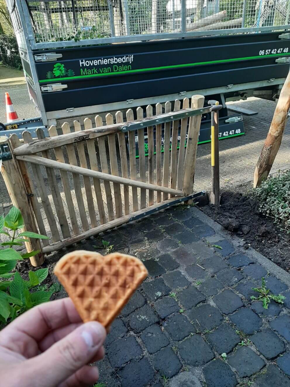 Franse enkele rondhoutpoort van 150 cm breed bij 100 cm hoog, linksdraaiend.