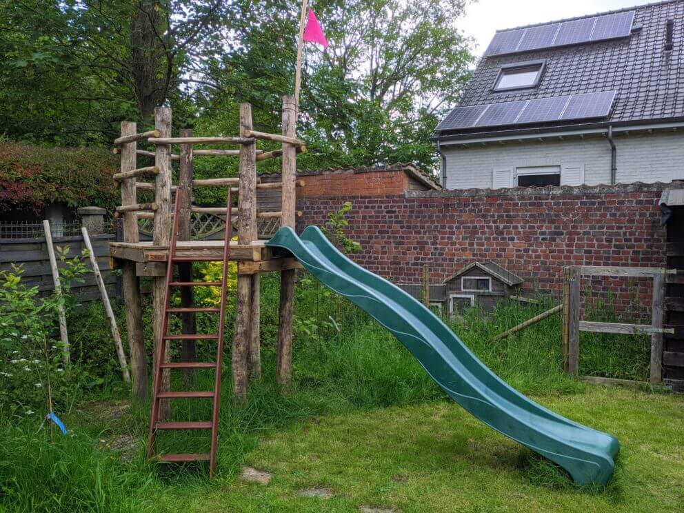 Boomhut/ glijbaan gemaakt met robinia palen 250 cm lang, diam. 10-12 cm en kastanje palen 200 en 250 cm lang, diameter 4-6 cm met kastanje balk rustiek bezaagd 10x10x300 cm en kastanje plank gezaagd 2x15x250 cm