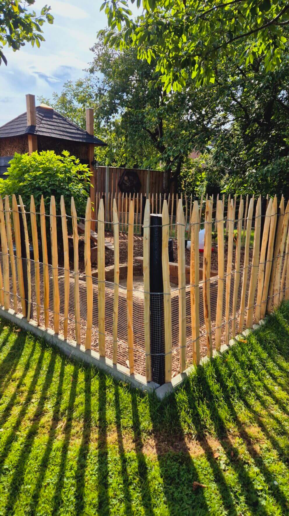 Kippenhok omheining van kastanje schapenhek van 100 cm hoog met een latafstand van 8 cm