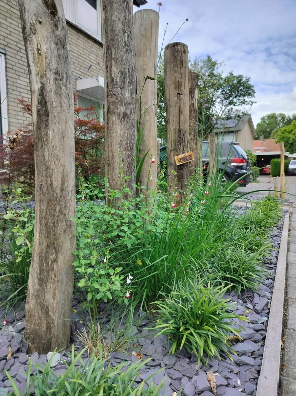 Creatieve constructie in de voortuin van robinia palen van 200 cm lang, diameter 12/14 cm