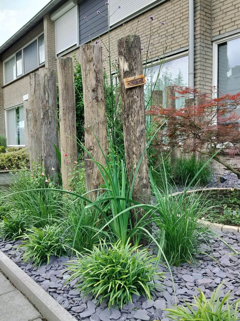 Creatieve constructie in de voortuin van robinia palen van 200 cm lang, diameter 12/14 cm