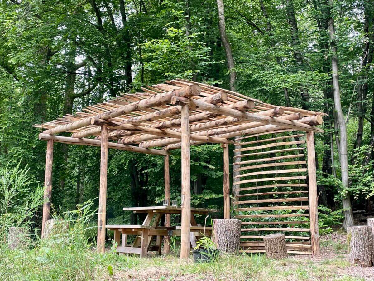 Pergola gemaakt van kastanje palen diameter 10-12 cm met een lengte van 300 en 400 cm met kastanje schapenhek van 150 cm hoog met een latafstand van 8 cm