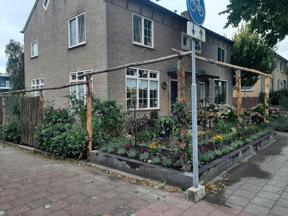 Creatieve afrastering in de voortuin van kastanje paal diam. 7/9 cm lengte 300 en 400 cm met kastanje paal 300 cm lang, diameter 10/12 cm met Hazelaar scherm Somme 180 (180 cm breed bij 180 cm hoog)