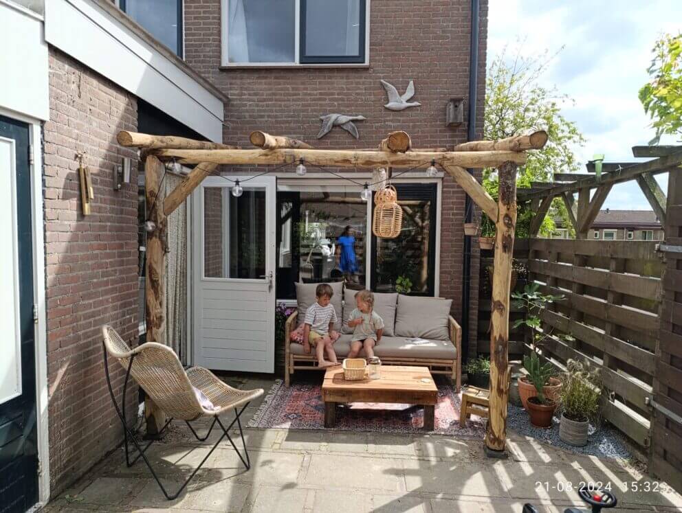 Pergola gemaakt van kastanje paal 150/160, 250 en 300 cm lang, diam. 13/16 cm met kastanje paal 300 cm lang, diam. 10/12 rond en halfrond