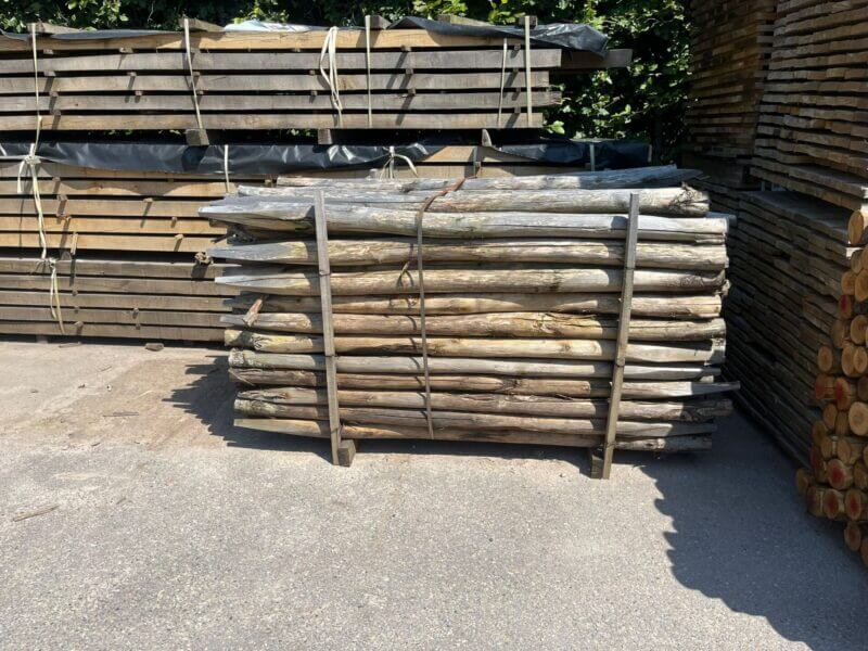 Aanbieding. Pallet palen, pallet nr 1