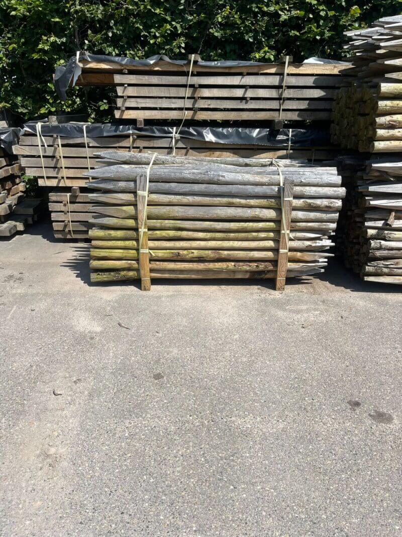 Aanbieding. Pallet palen, pallet nr 3