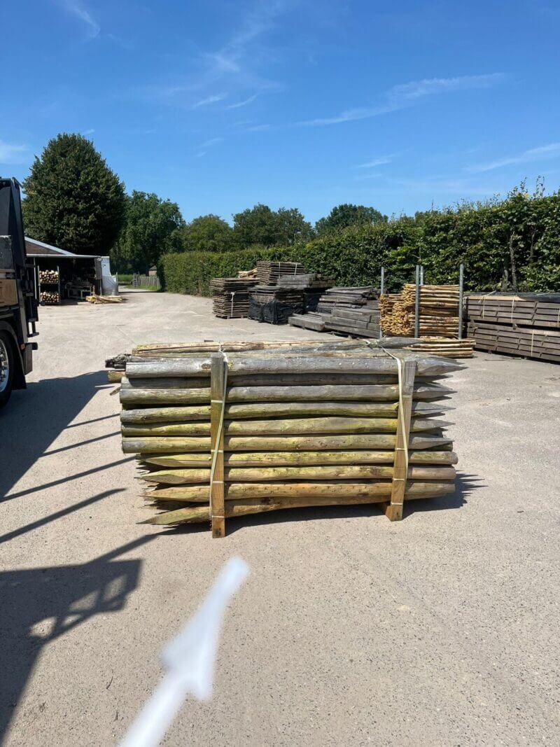 Aanbieding. Pallet palen, pallet nr 4