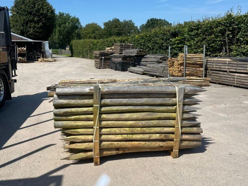 Aanbieding. Pallet palen, pallet nr 4