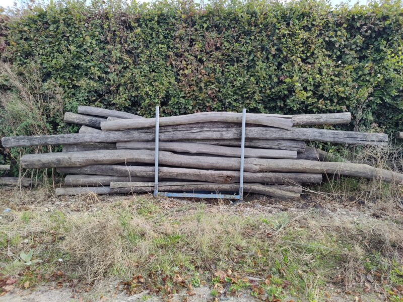 Robinia geschild & geschuurd 13/15 diverse lengtes tussen 300 en 600cm