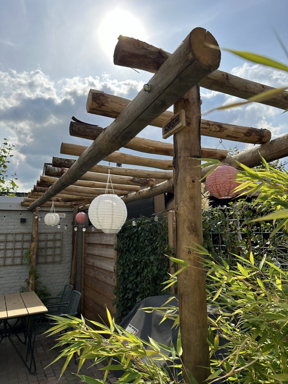 Pergola van kastanje palen diameter 7/9 cm en lengte 150/160 en 200 cm met kastanje palen diameter 10/12 cm en lengte 300 en 600 cm