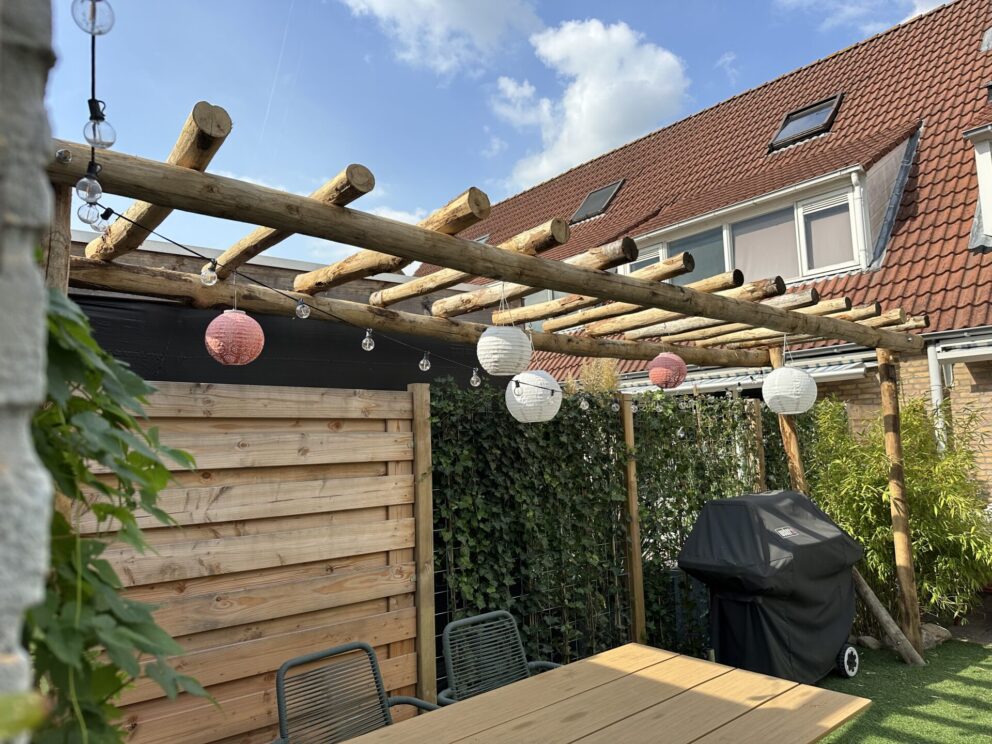 Pergola van kastanje palen diameter 7/9 cm en lengte 150/160 en 200 cm met kastanje palen diameter 10/12 cm en lengte 300 en 600 cm