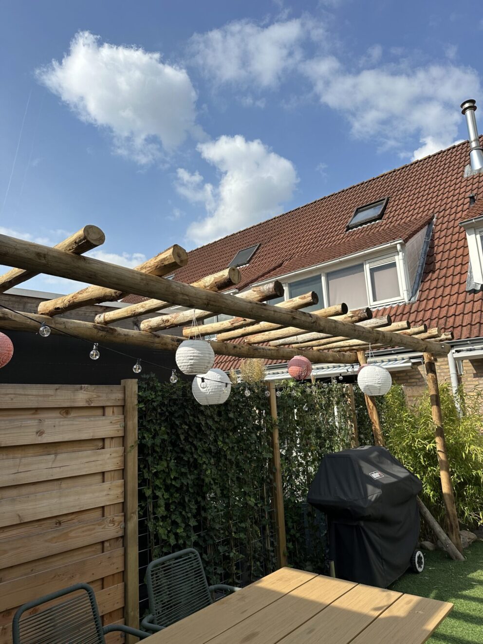 Pergola van kastanje palen diameter 7/9 cm en lengte 150/160 en 200 cm met kastanje palen diameter 10/12 cm en lengte 300 en 600 cm