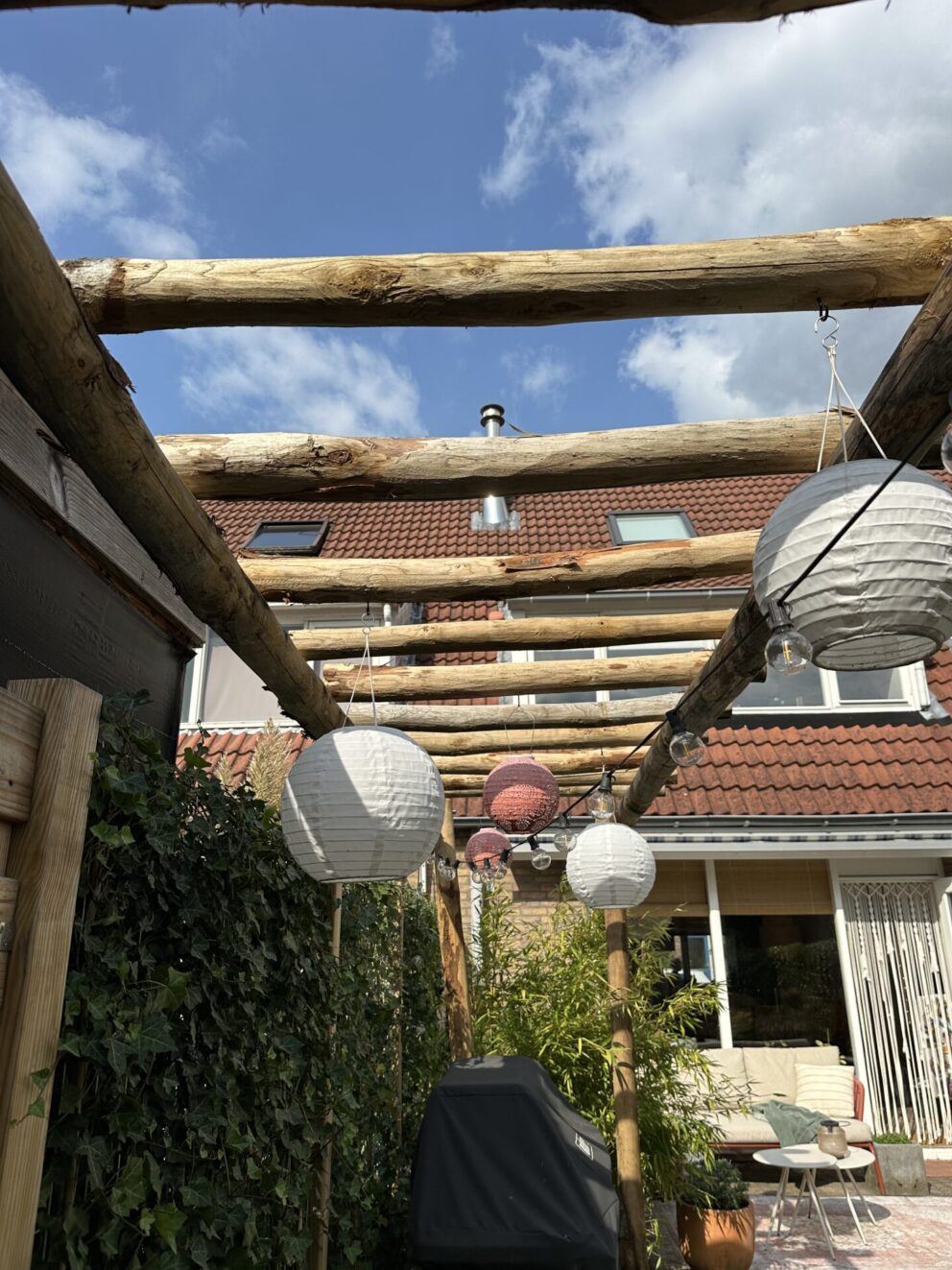 Pergola van kastanje palen diameter 7/9 cm en lengte 150/160 en 200 cm met kastanje palen diameter 10/12 cm en lengte 300 en 600 cm