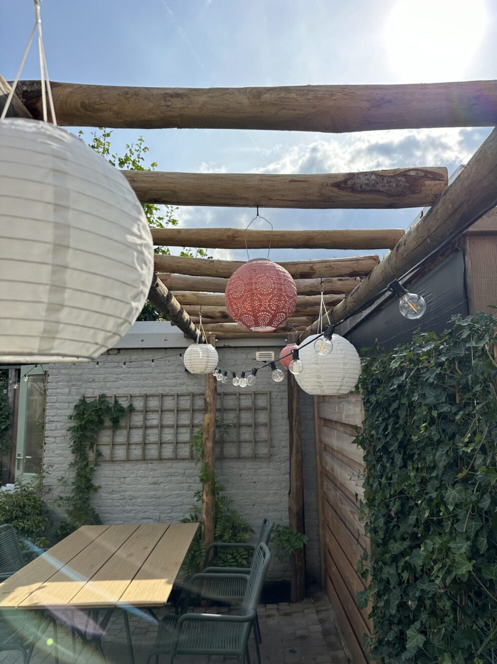 Pergola van kastanje palen diameter 7/9 cm en lengte 150/160 en 200 cm met kastanje palen diameter 10/12 cm en lengte 300 en 600 cm