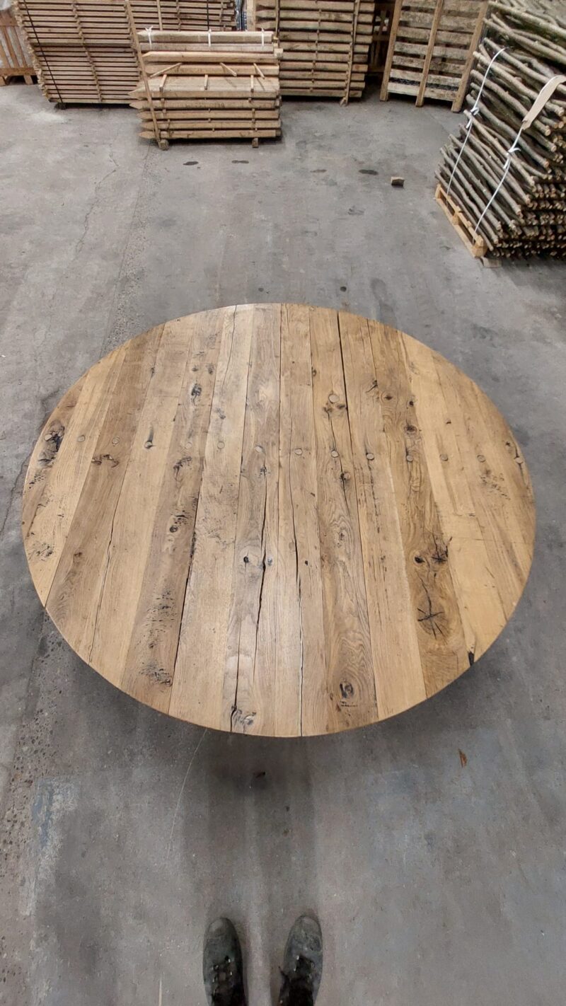 Eiken tafel in de aanbieding . Vraagprijs 380 euro 160 cm doorsnee 72 cm hoog