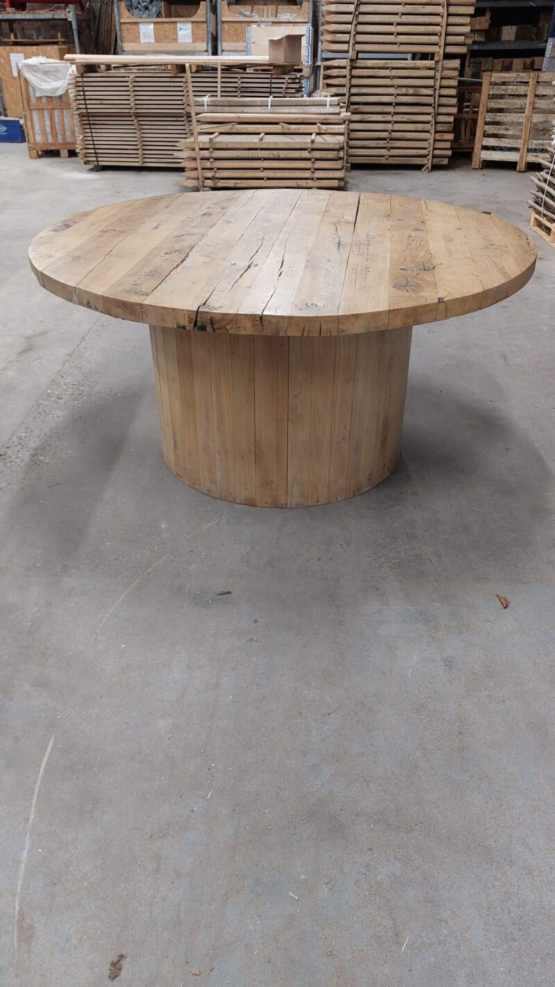 Eiken tafel in de aanbieding . Vraagprijs 380 euro 160 cm doorsnee 72 cm hoog