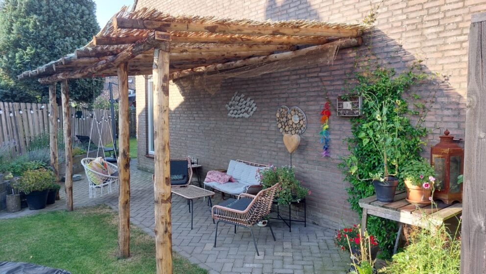 Pergola gemaakt van kastanje palen diameter 10/12 cm met een lengte van 300 en 500 cm en op maar gemaakte kastanje paal van 300 cm lang, diameter 7/9 cm