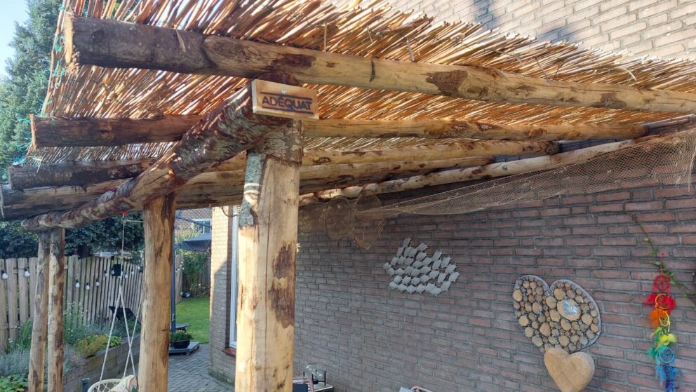 Pergola gemaakt van kastanje palen diameter 10/12 cm met een lengte van 300 en 500 cm en op maar gemaakte kastanje paal van 300 cm lang, diameter 7/9 cm