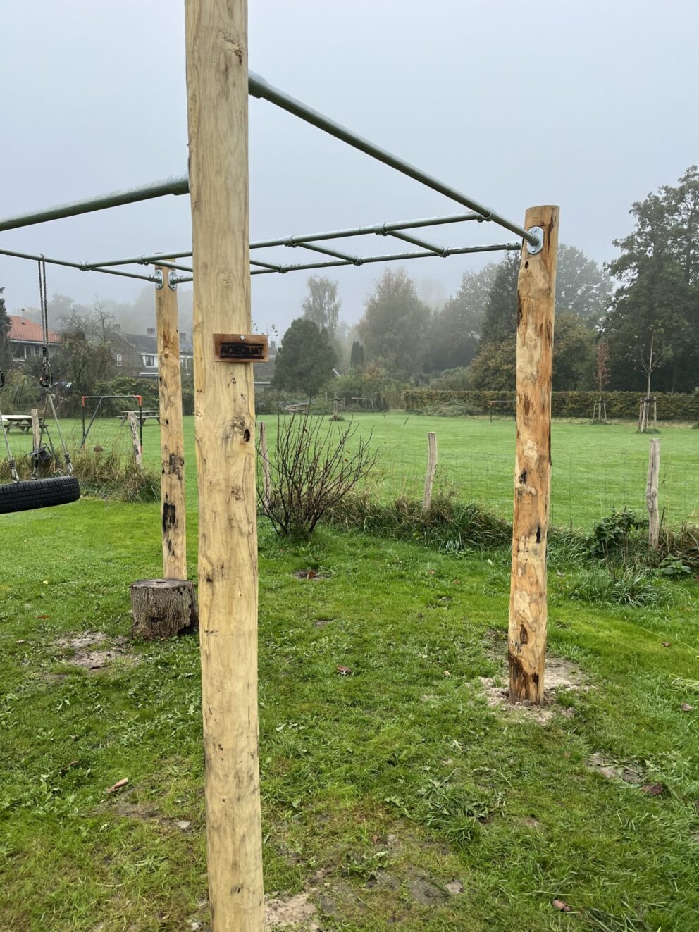 Buiten gym gemaakt met kastanje palen 250 en 400 cm lang, diameter 13/16 cm en 175 cm lang, diameter 7/9 en 10/12 cm