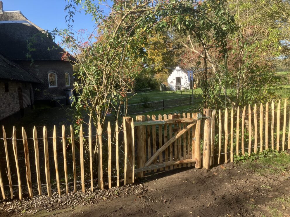 Frans schapenhek 80 hoog, latafstand 6 cm met kastanje paal 150/160 cm lang, diam. 7/9 en 10/12 cm mt Franse rondhoutpoort 100 cm breed bij 80 cm hoog.