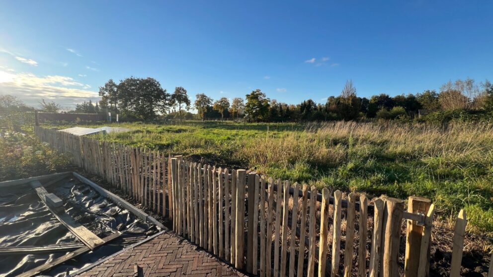 Frans schapenhek 100 cm hoog, latafstand 10 cm met kastanje paal 150/160 cm lang, diam. 7/9 cm en kastanje schapenhek poort dubbel van 120 cm breed bij 100 cm hoog.