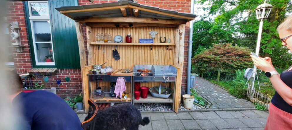 Buitenkeuken gemaakt van kastanje tuinscherm (dicht) 190Bx200H (cm) met kastanje paal 250 cm lang, diam. 10/12 cm