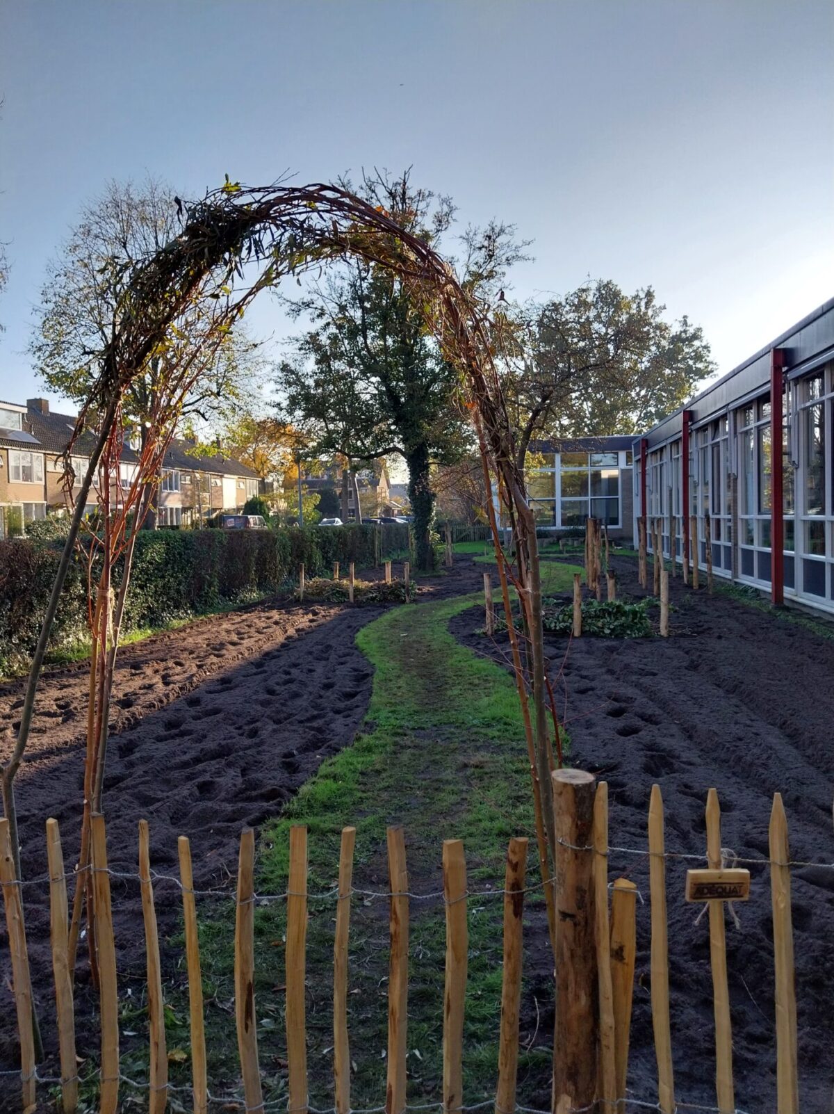 Voedselbos en moestuin gemaakt met kastanje schapenhek 80 cm hoog, latafstand 10 cm met kaatanje paal 100, 150/160 en 20 cm lang, diameter 7/9 cm