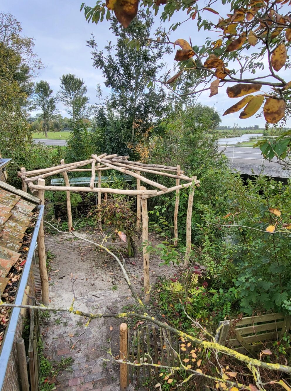 Creatieve pergola gemaakt van robinia palen in diverse afmetingen