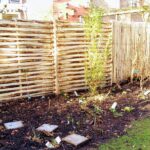 Tuin afscherming van kastanje schapenhek 175 cm hoog, latafstand 2 cm, vlechtscherm kastanje 180 cm hoog x 180 cm breed en kastanje paal 4-zijdig, ronde hoeken met een diameter van 10 cm en lengte van 270 cm