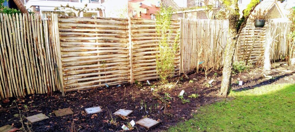 Tuin afscherming van kastanje schapenhek 175 cm hoog, latafstand 2 cm, vlechtscherm kastanje 180 cm hoog x 180 cm breed en kastanje paal 4-zijdig, ronde hoeken met een diameter van 10 cm en lengte van 270 cm