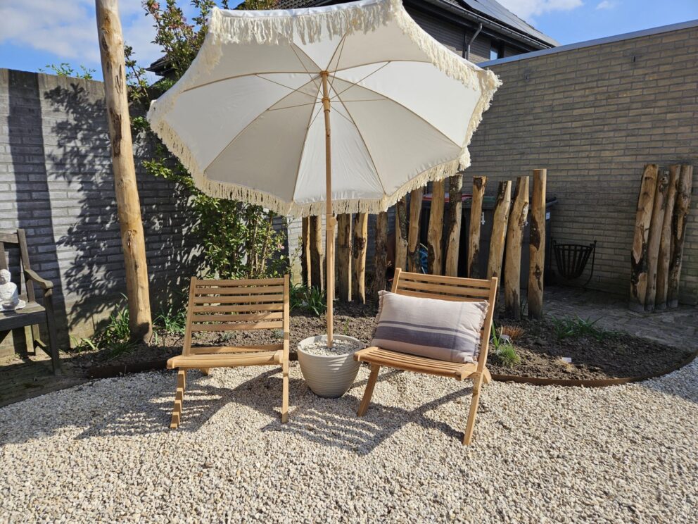 Creatieve afrastering van kastanje paal 200 cm lang, diameter 10/12 en 13/16 cm met kastanje paal 350 cm lang, diameter 13/16 cm