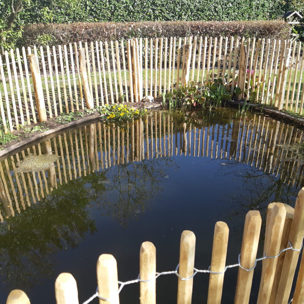 Vijver omheining van robinia schapenhek 100 cm hoog, latafstand 4 cm met kastanje paal 150/160 en 175 cm lang, diameter 7/9 cm