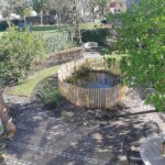 Vijver omheining van robinia schapenhek 100 cm hoog, latafstand 4 cm met kastanje paal 150/160 en 175 cm lang, diameter 7/9 cm