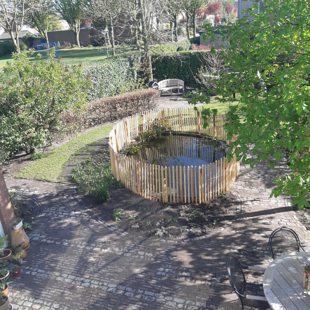Vijver omheining van robinia schapenhek 100 cm hoog, latafstand 4 cm met kastanje paal 150/160 en 175 cm lang, diameter 7/9 cm