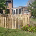 Vijver omheining van robinia schapenhek 100 cm hoog, latafstand 4 cm met kastanje paal 150/160 en 175 cm lang, diameter 7/9 cm