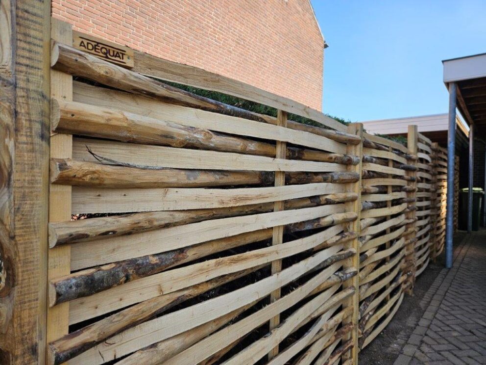 After foto van de nieuwe afrastering van de heg met kastanje vlechtscherm van 180 breed bij 150 hoog en 180 hoog bij 180 breed met 4-zijdig kastanje paal ronde hoek 270 cm lang, diam. 10 cm
