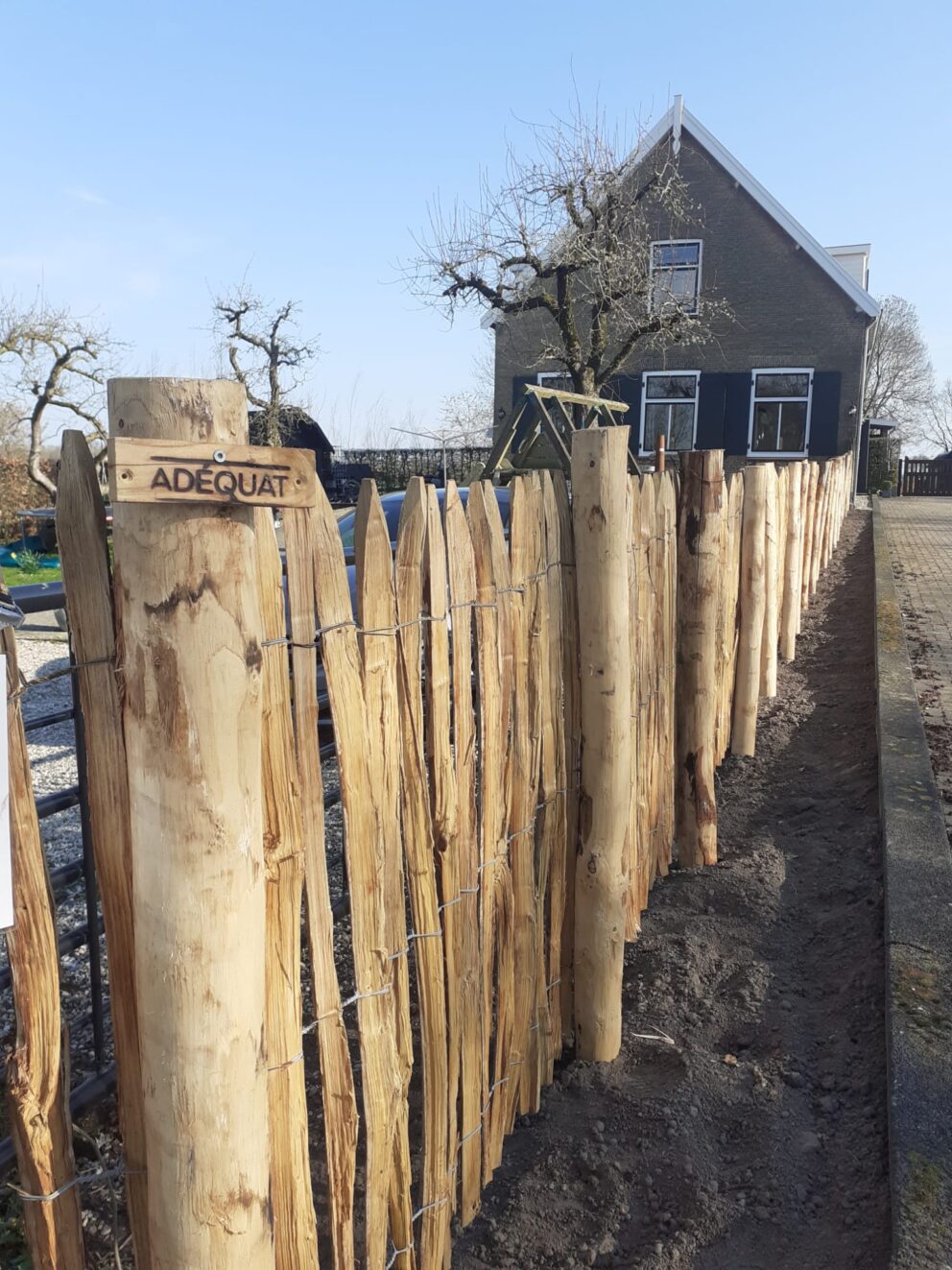 Frans Schapenhek kastanje 120 cm hoog, latafstand 4 cm, kastanjepaal 200 cm lang, diam. 7-9 cm, gepunt en kastanje paal 200 cm lang, diam. 10-12 cm, gepunt