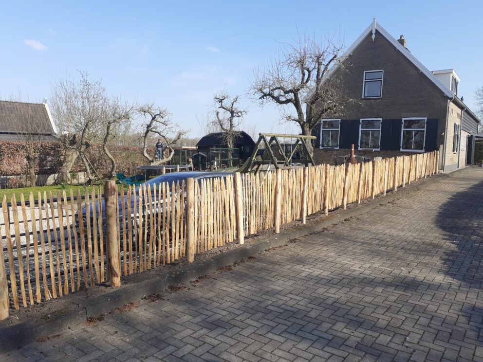 Frans Schapenhek kastanje 120 cm hoog, latafstand 4 cm, kastanjepaal 200 cm lang, diameter 7-9 cm, gepunt en kastanje paal 200 cm lang, diameter 10-12 cm, gepunt