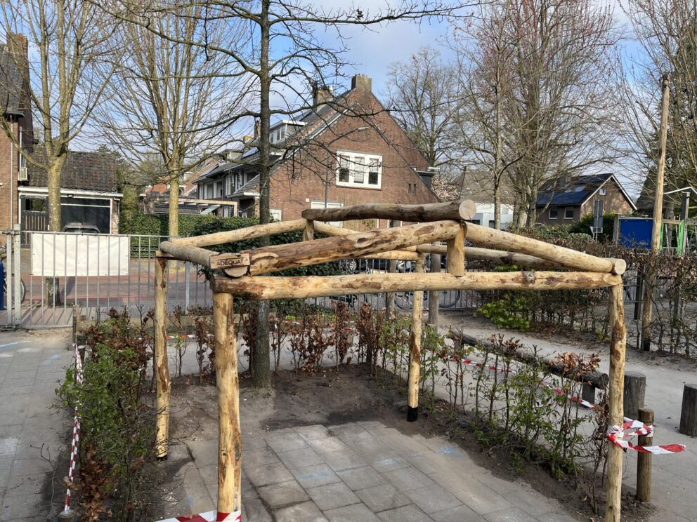 Speelhuis voor kleuters gemaakt van kastanje palen diameter 7/9 cm in de lengre 250 en 300 cm