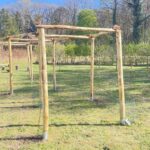 Kronkelende pergola van kastanje paal diameter 7/9 in de lengtes 150/160, 200 en 250 cm lang met bodemhuls met spie