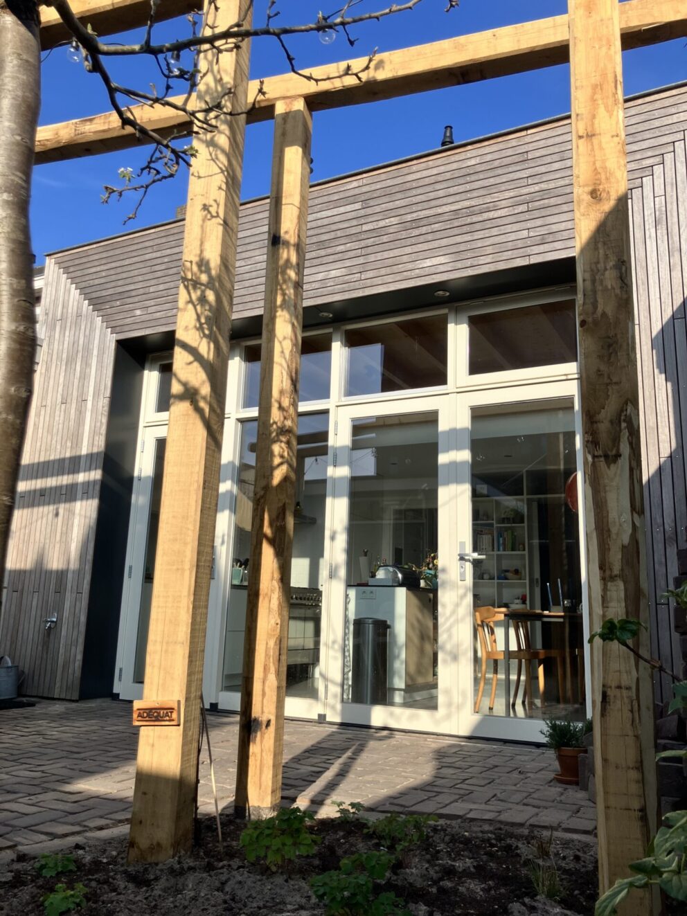 Pergola gemaakt van kastanje balk rustiek op maat gezaagd met de afmetingen 12x12x350 en 12x12x530 cm