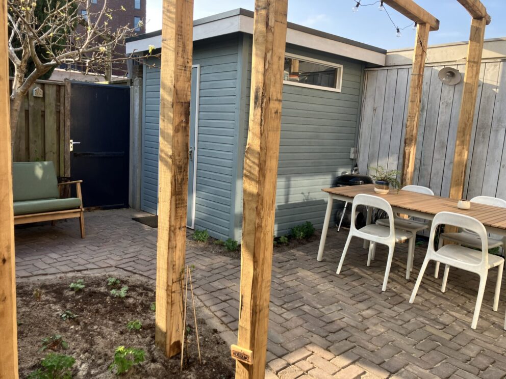 Pergola gemaakt van kastanje balk rustiek op maat gezaagd met de afmetingen 12x12x350 en 12x12x530 cm