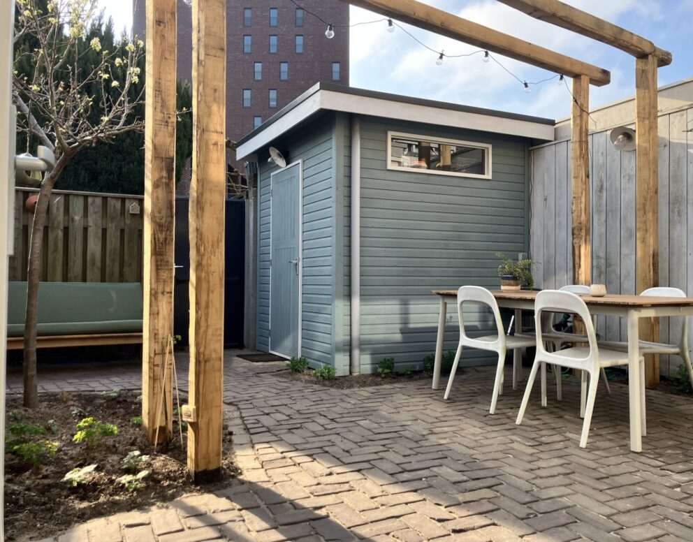 Pergola gemaakt van kastanje balk rustiek op maat gezaagd met de afmetingen 12x12x350 en 12x12x530 cm