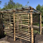 Fietsenhokje gemaakt van kastanje paal 250 cm lang, diameter 4/6 cm, halfrond 250 cm lang, diameter 7/9 cm en 300 cm lang, diameter 10/12 cm met daaraan schapenhek van vorige bestelling.
