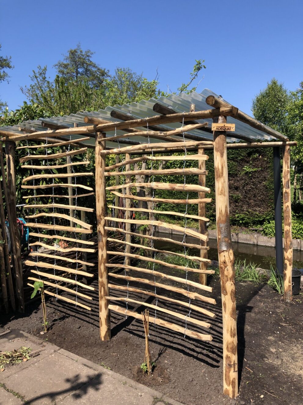 Fietsenhokje gemaakt van kastanje paal 250 cm lang, diameter 4/6 cm, halfrond 250 cm lang, diameter 7/9 cm en 300 cm lang, diameter 10/12 cm met daaraan schapenhek van vorige bestelling.