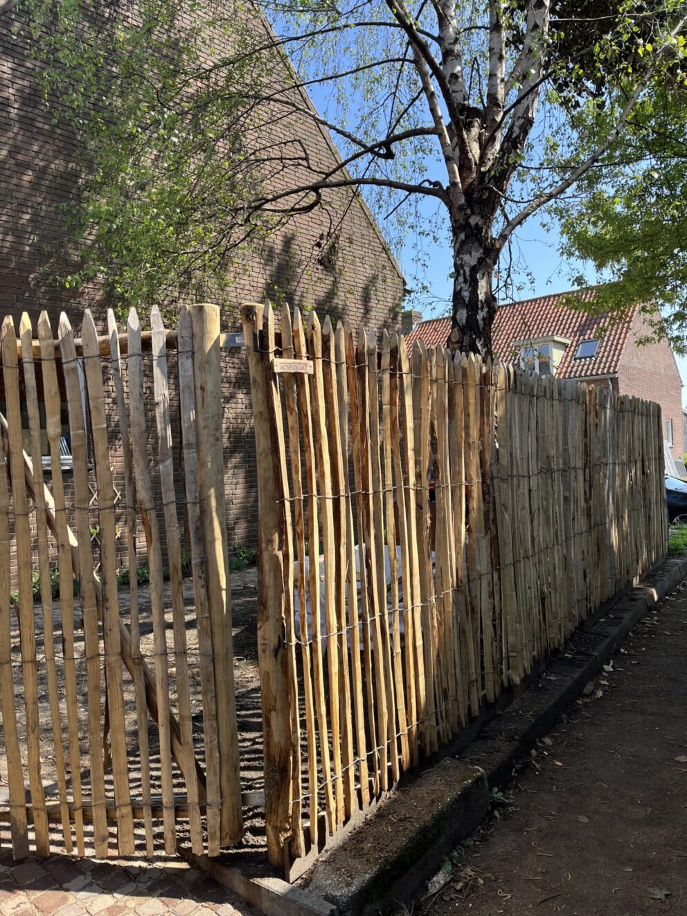 Schapenhek kastanje 175 hoog, latafstand 4 cm met raamwerkpoort 100Bx175H (cm) met kastanje paal 250 cm lang, diameter 7/9 cm en 300 cm lang, diameter 10/12 cm