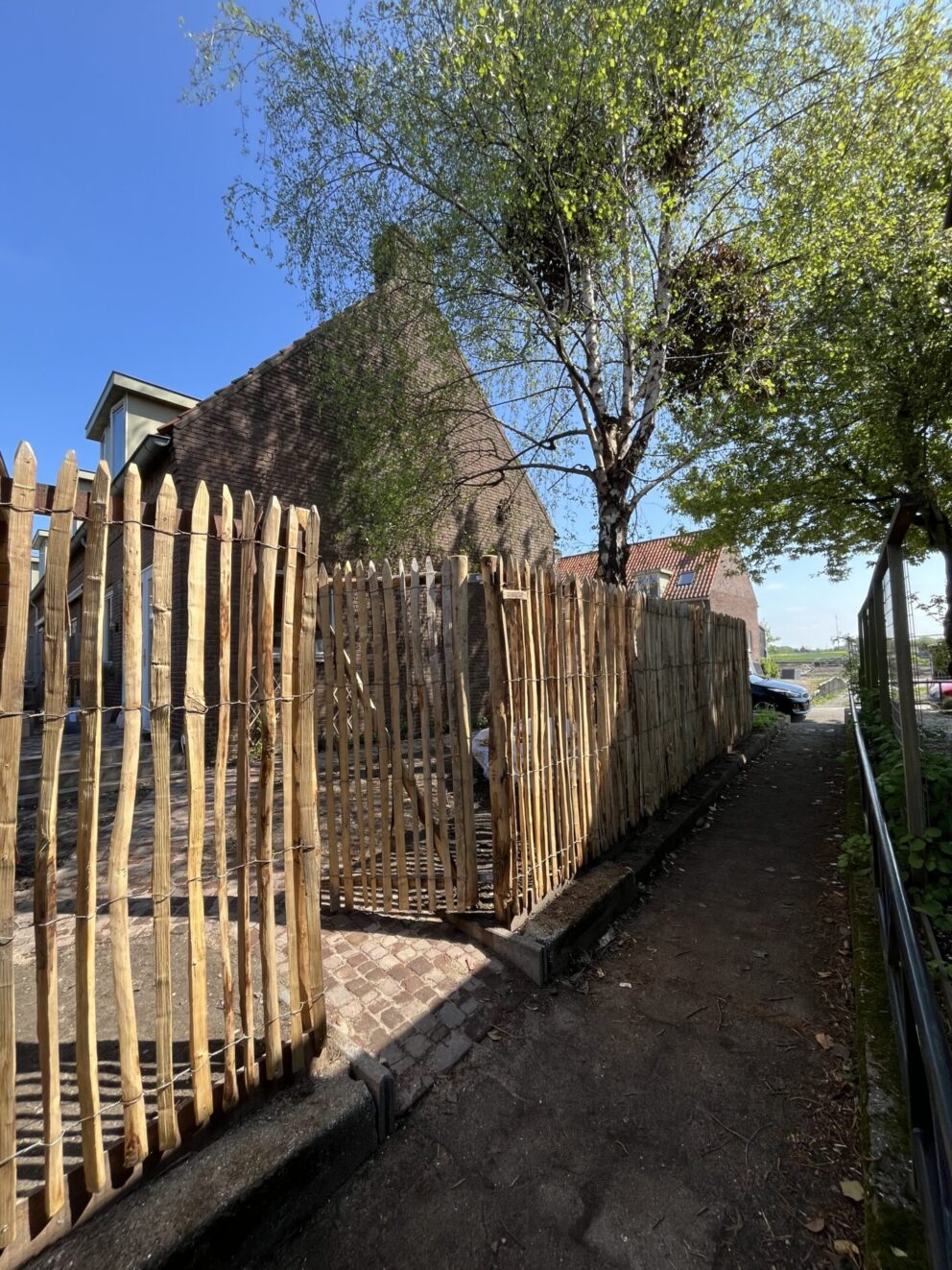 Schapenhek kastanje 175 hoog, latafstand 4 cm met raamwerkpoort 100Bx175H (cm) met kastanje paal 250 cm lang, diameter 7/9 cm en 300 cm lang, diameter 10/12 cm