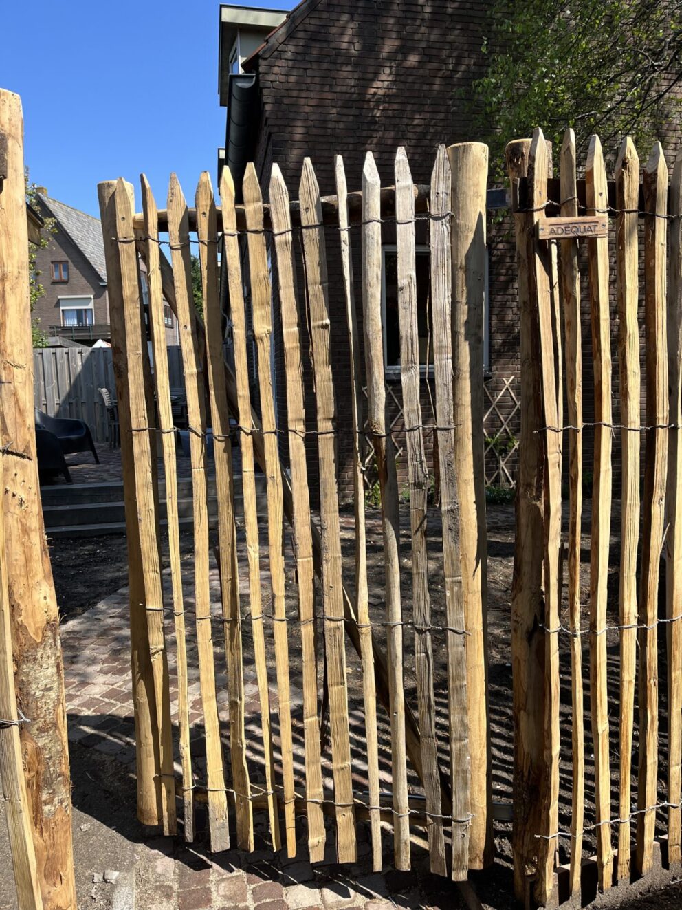 Schapenhek kastanje 175 hoog, latafstand 4 cm met raamwerkpoort 100Bx175H (cm) met kastanje paal 250 cm lang, diameter 7/9 cm en 300 cm lang, diameter 10/12 cm