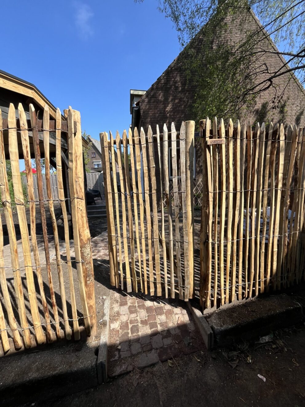 Schapenhek kastanje 175 hoog, latafstand 4 cm met raamwerkpoort 100Bx175H (cm) met kastanje paal 250 cm lang, diameter 7/9 cm en 300 cm lang, diameter 10/12 cm